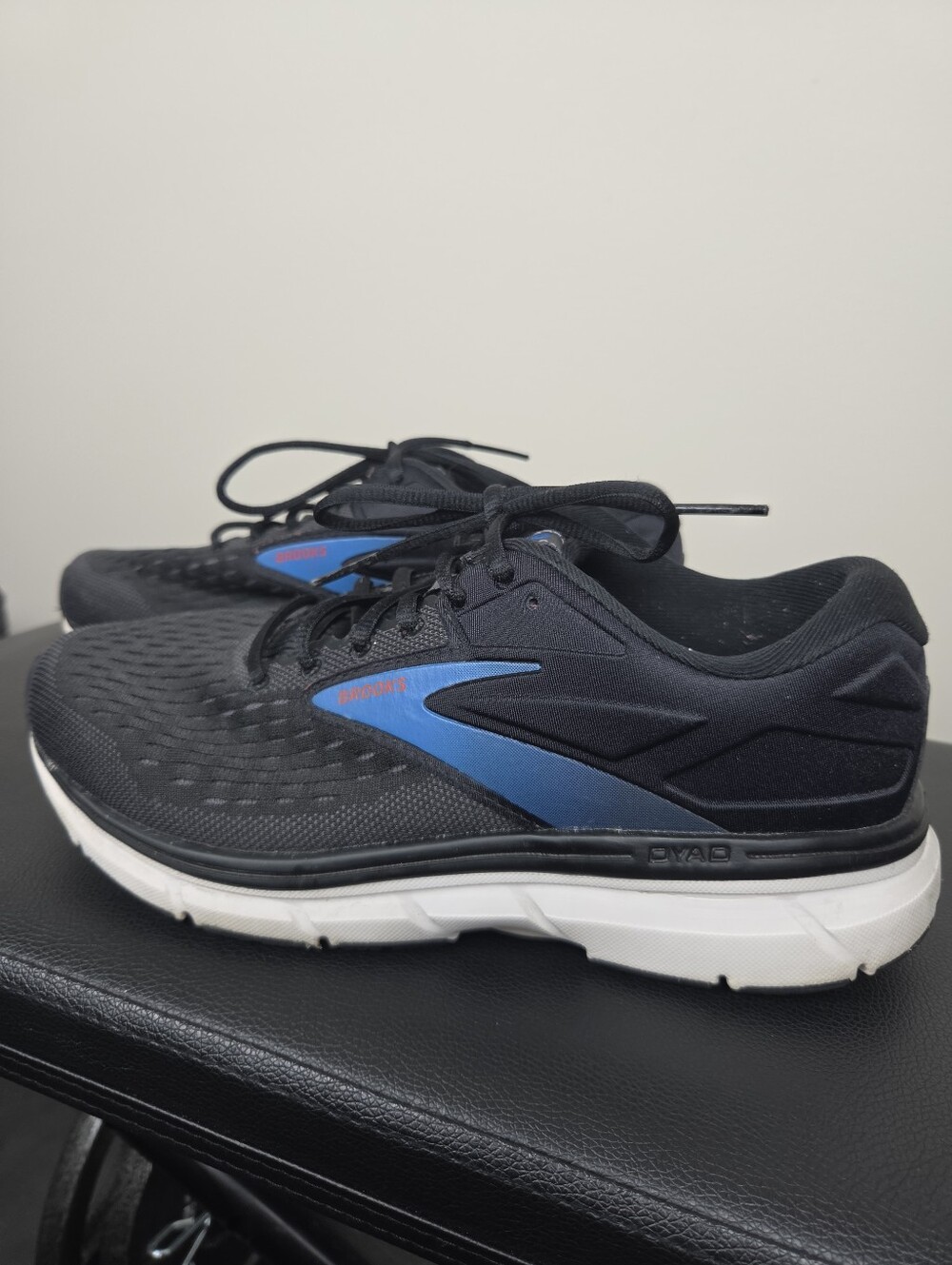 Brooks Dyad 11 Mens Running Shoes Black Blue Size 7 Wide 2E Athletic Sneakers
